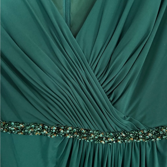 Mac Duggal Elegant Green Evening Gown Size 16W NWT - Picture 5 of 9